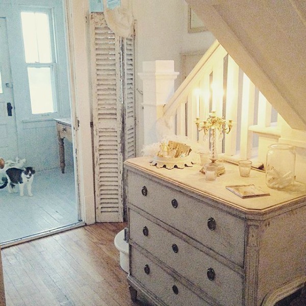 French Nordic interior by My Petite Maison. See more rustic elegant French farmhouse design ideas and decor inspiration. #frenchfarmhouse #interiordesign #frenchcountry