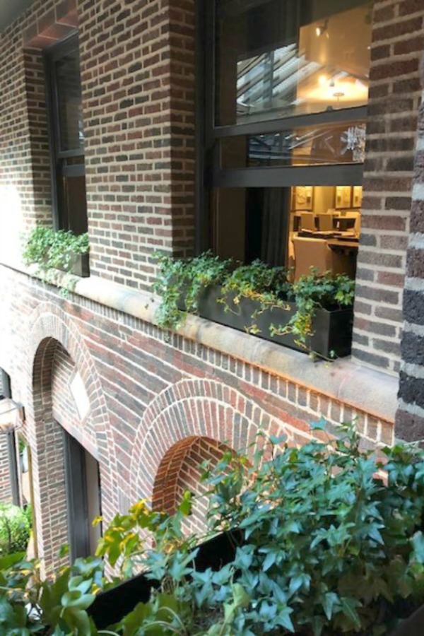 RH Gallery Chicago offers gorgeous architectural and interior design inspiration from Restoration Hardware. See Hello Lovely Studio's photos, including the amazing courtyard dining of Three Arts Club Cafe.