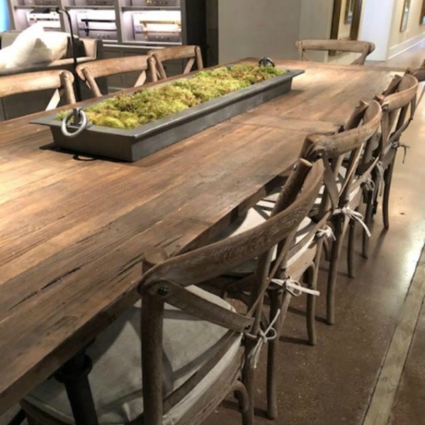 RH Gallery Chicago offers gorgeous architectural and interior design inspiration from Restoration Hardware. See Hello Lovely Studio's photos, including the amazing courtyard dining of Three Arts Club Cafe.