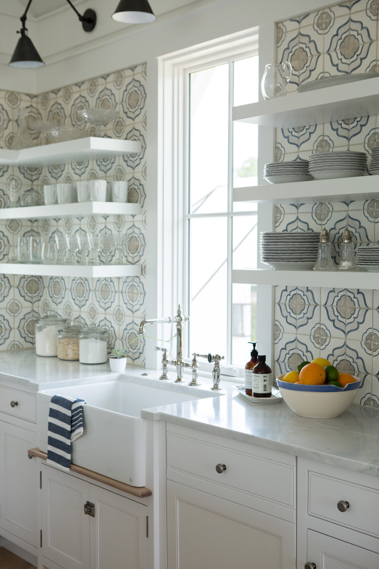 White coastal cottage kitchen with a stunning tile backsplash (Duquesa Jasmine in Mezzanotte by Walker Zanger). Come learn the resources and details in this tour! #coastalkitchen #modernfarmhouse #kitchendesign #openshelves #whitekitchens