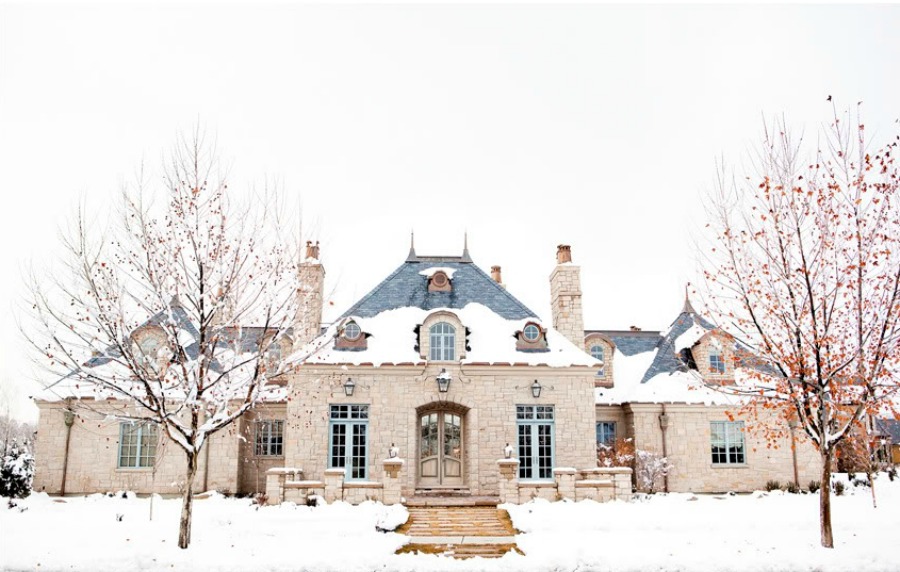 Magnificent French country and French Gustavian home decor inspiration in a house designed by Desiree Ashworth. Photos by Ashlee Raubach. Come take the Dreamy Home Tour: French, Belgian & Swedish Style.