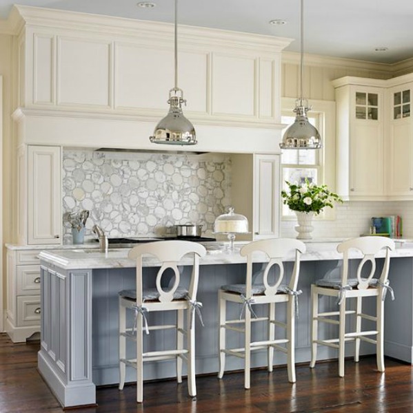 Farrow and Ball Parma Gray barva na ostrůvku krásné luxusní kuchyně navržené Mary Mac Interiors.