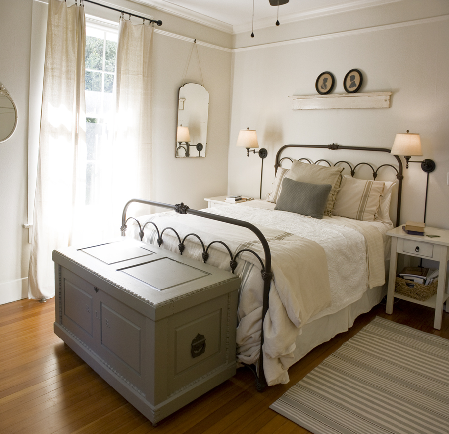 Erin Napier diseñó un dormitorio de estilo cottage con pintura Sherwin Williams Dover White en las paredes.