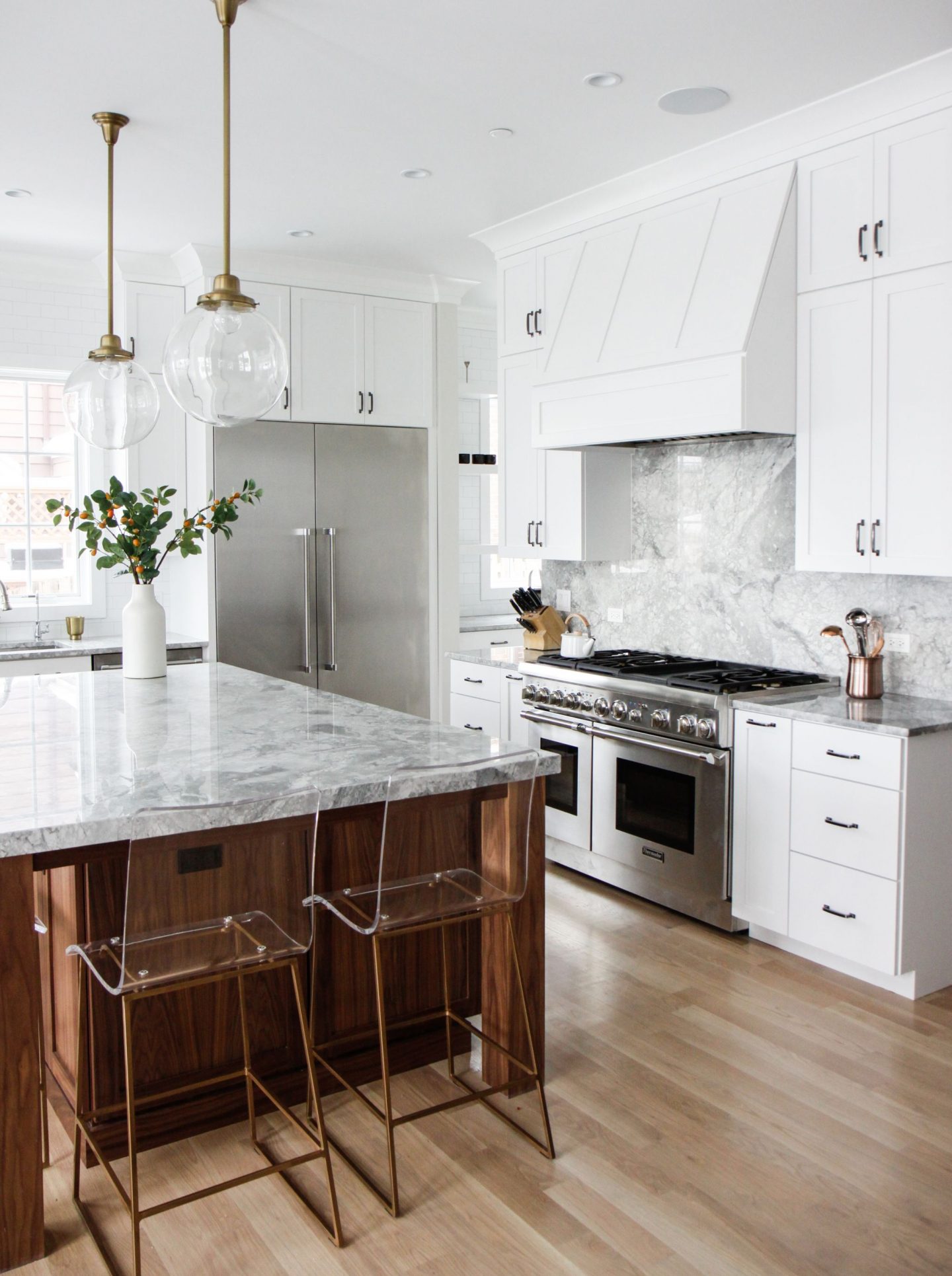 Traditional kitchen with classic style, simplicity, and sophistication from Park & Oak. Come see inspiring photos and learn 16 simple yet sophisticated kitchen design ideas.