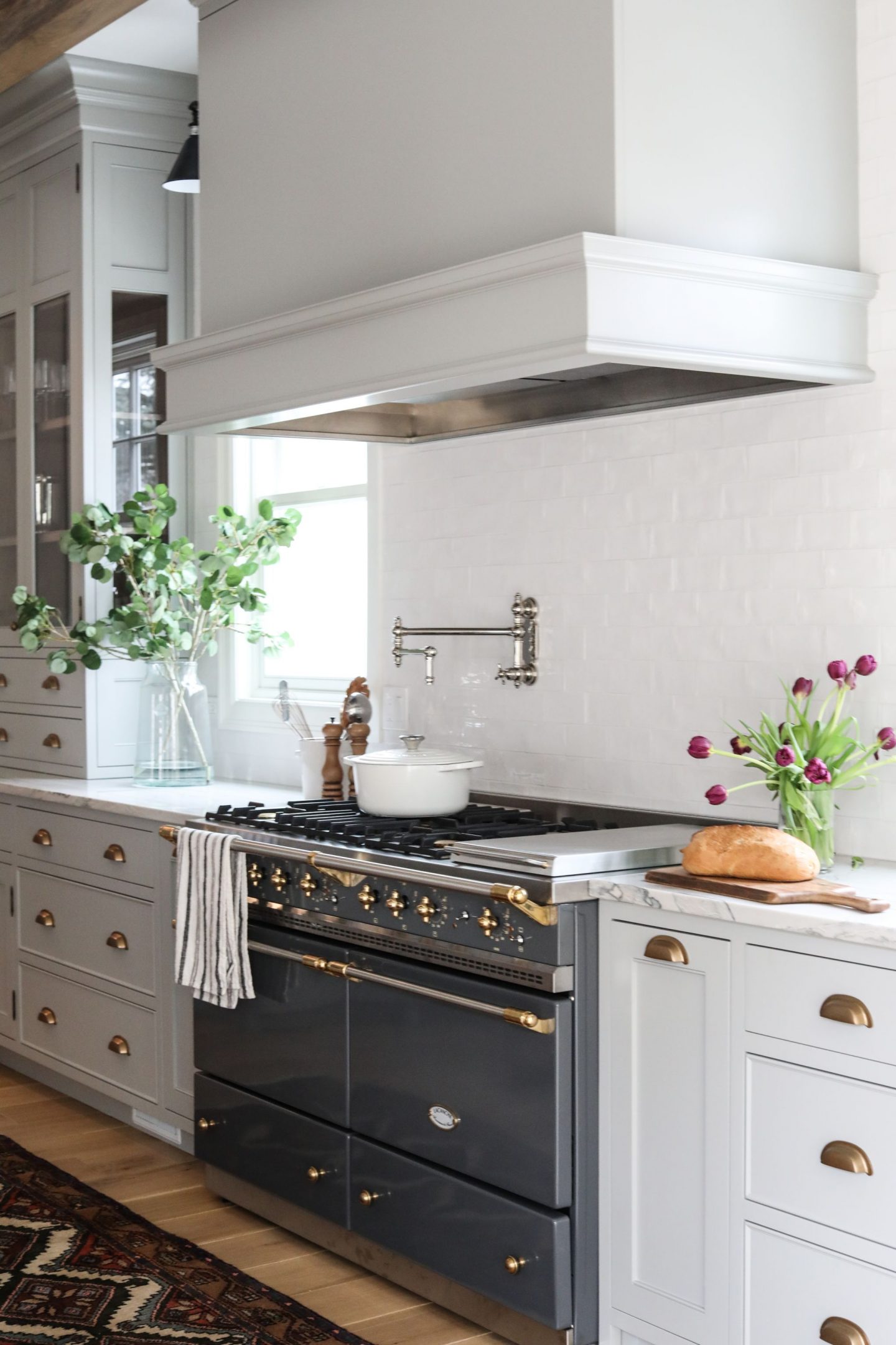 Traditional kitchen with classic style, simplicity, and sophistication from Park & Oak. Come see inspiring photos and learn 16 simple yet sophisticated kitchen design ideas.