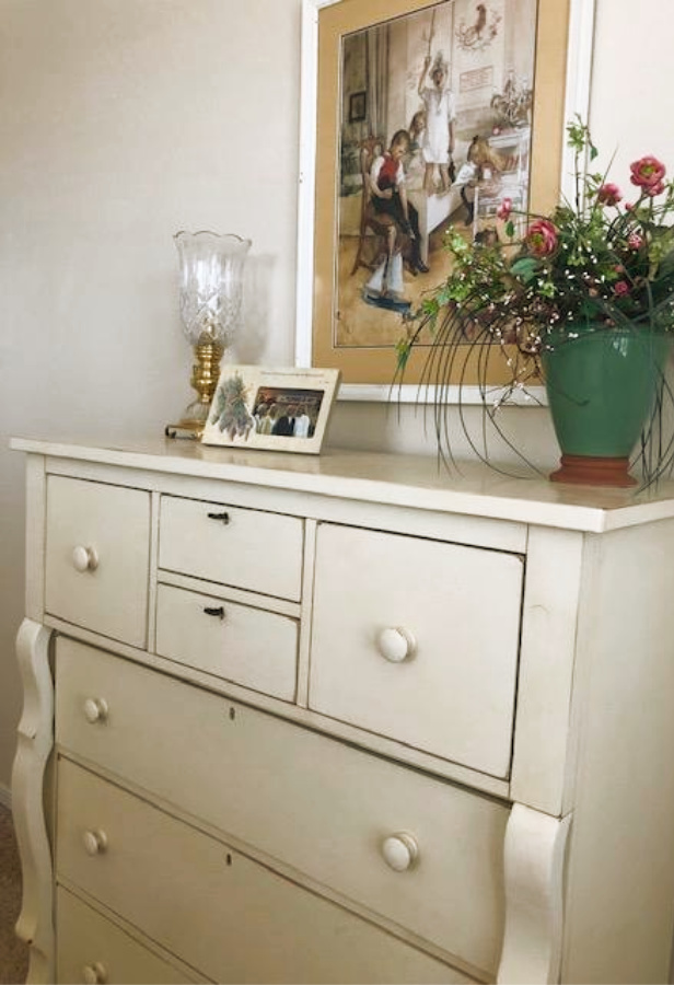 Benjamin Moore White Sand in a traditional style bedroom with Shaker dresser. #paintcolors #benjaminmoore #whitesand #whitepaintcolors #warmwhite #interiordesign