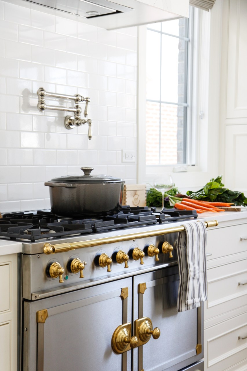 Traditional kitchen with classic style, simplicity, and sophistication from Park & Oak. Come see inspiring photos and learn 16 simple yet sophisticated kitchen design ideas.