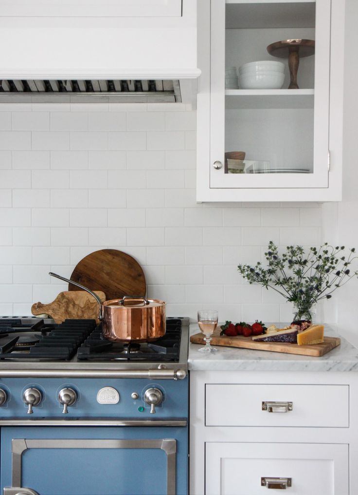 Traditional kitchen with classic style, simplicity, and sophistication from Park & Oak. Come see inspiring photos and learn 16 simple yet sophisticated kitchen design ideas.