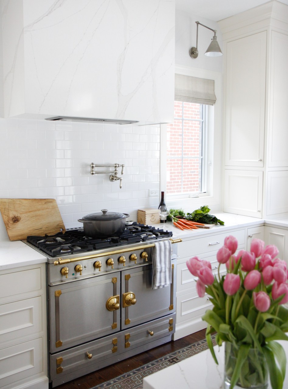 Traditional kitchen with classic style, simplicity, and sophistication from Park & Oak. Come see inspiring photos and learn 16 simple yet sophisticated kitchen design ideas.