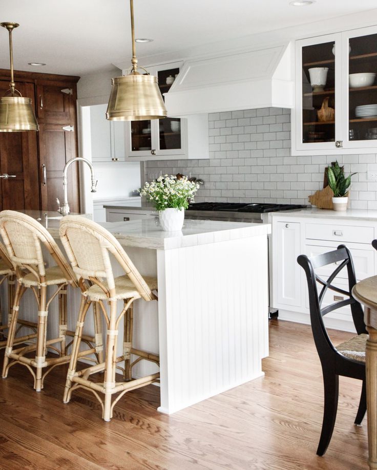 Traditional kitchen with classic style, simplicity, and sophistication from Park & Oak. Come see inspiring photos and learn 16 simple yet sophisticated kitchen design ideas.