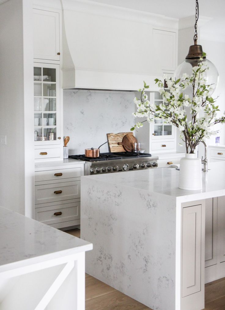 Traditional kitchen with classic style, simplicity, and sophistication from Park & Oak. Come see inspiring photos and learn 16 simple yet sophisticated kitchen design ideas.