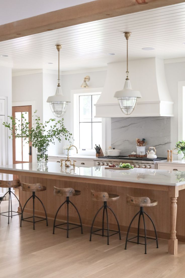 Traditional kitchen with classic style, simplicity, and sophistication from Park & Oak. Come see inspiring photos and learn 16 simple yet sophisticated kitchen design ideas.