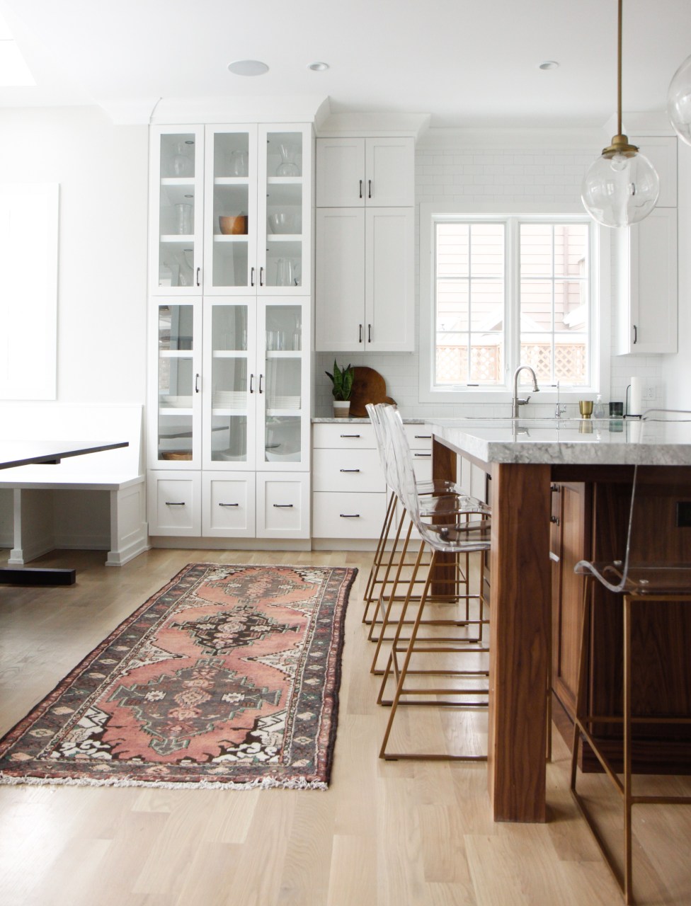 Traditional kitchen with classic style, simplicity, and sophistication from Park & Oak. Come see inspiring photos and learn 16 simple yet sophisticated kitchen design ideas.