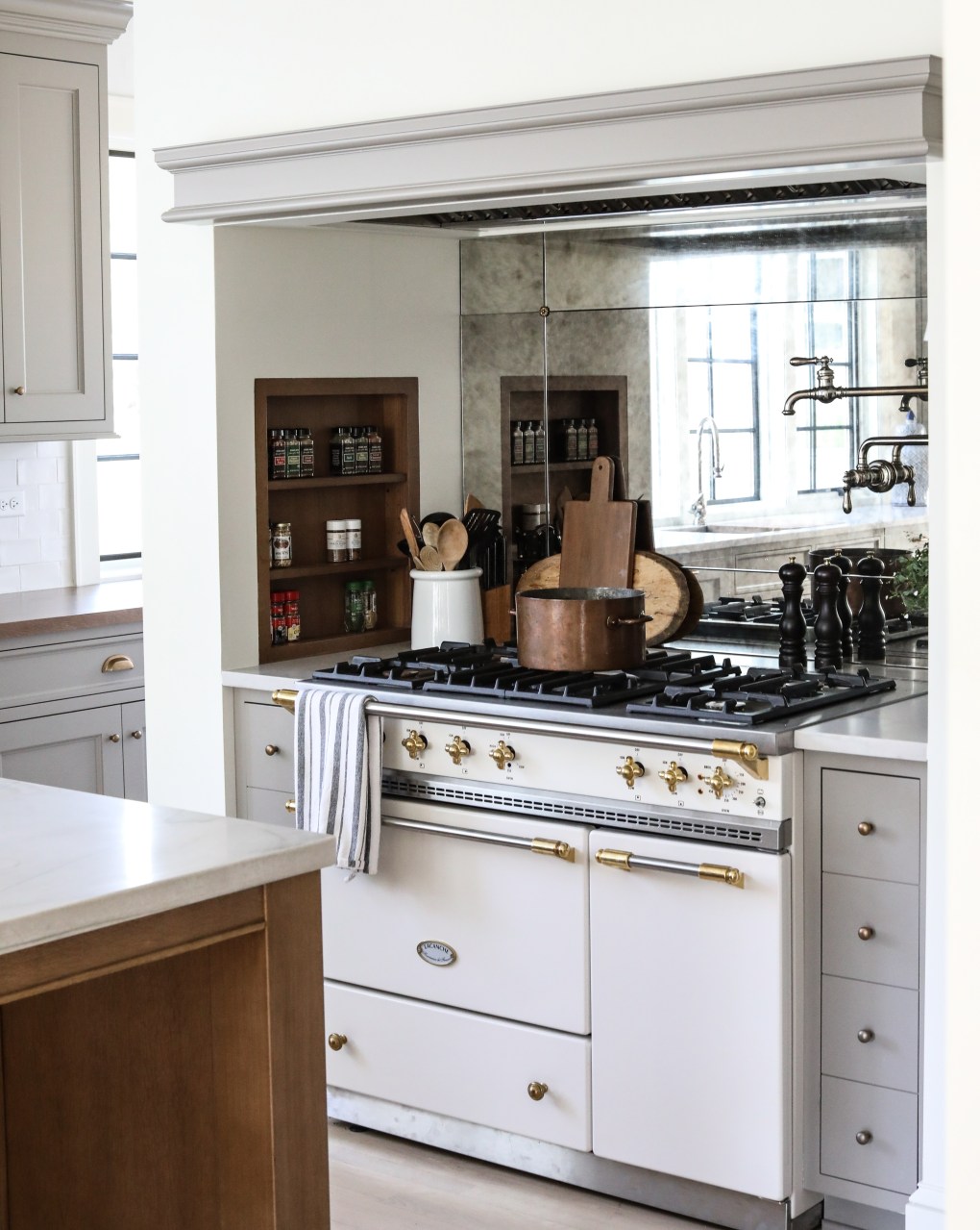 Traditional kitchen with classic style, simplicity, and sophistication from Park & Oak. Come see inspiring photos and learn 16 simple yet sophisticated kitchen design ideas.