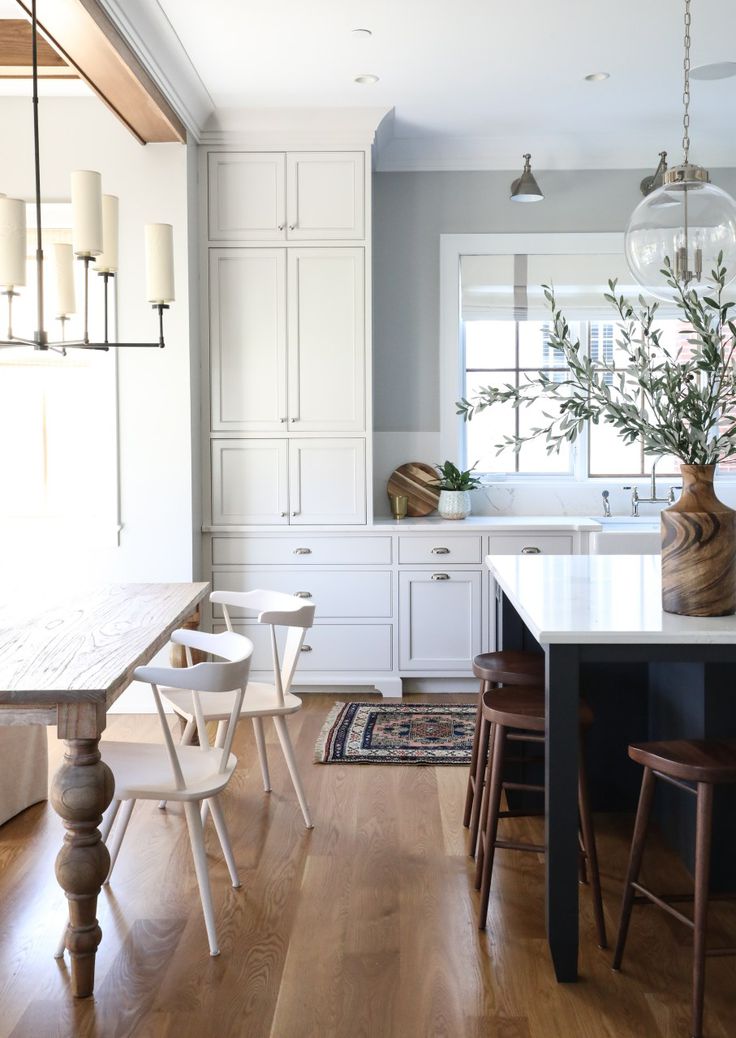 Traditional kitchen with classic style, simplicity, and sophistication from Park & Oak. Come see inspiring photos and learn 16 simple yet sophisticated kitchen design ideas.