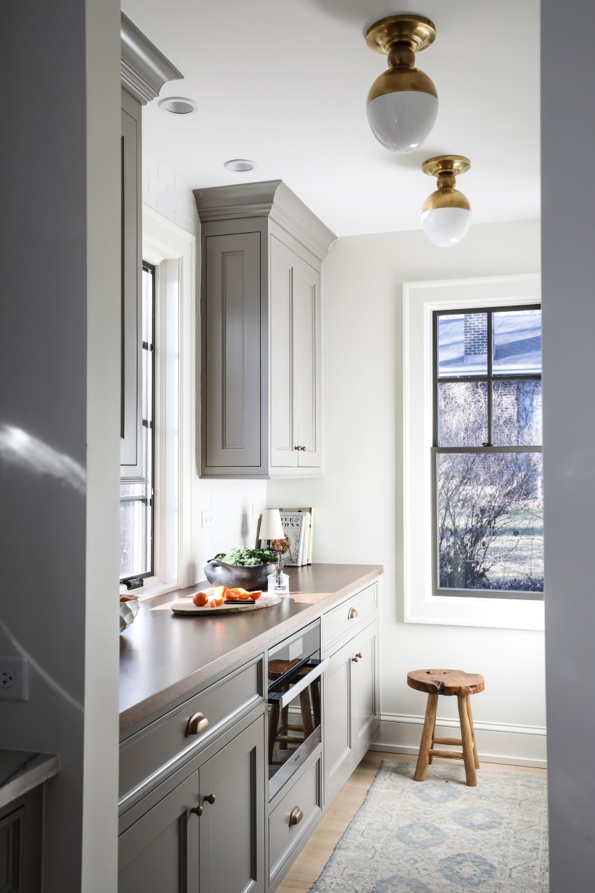 Traditional kitchen with classic style, simplicity, and sophistication from Park & Oak. Come see inspiring photos and learn 16 simple yet sophisticated kitchen design ideas.