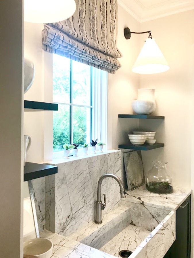 Butler Pantry. Kitchen Design: Matthew Quinn/Design Galleria. 2018 Southeastern Designer Showhouse in Atlanta. Photo: Sherry Hart.