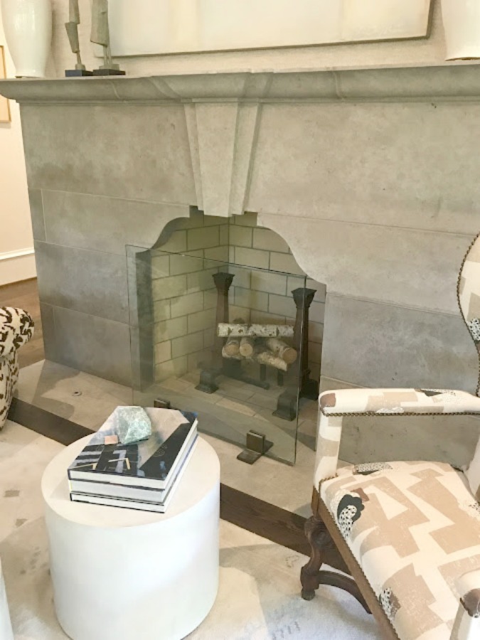 Keeping room with geometric limestone mantel. Interior design: Karen Ferguson. 2018 Southeastern Designer Showhouse in Atlanta. Photo: Sherry Hart.