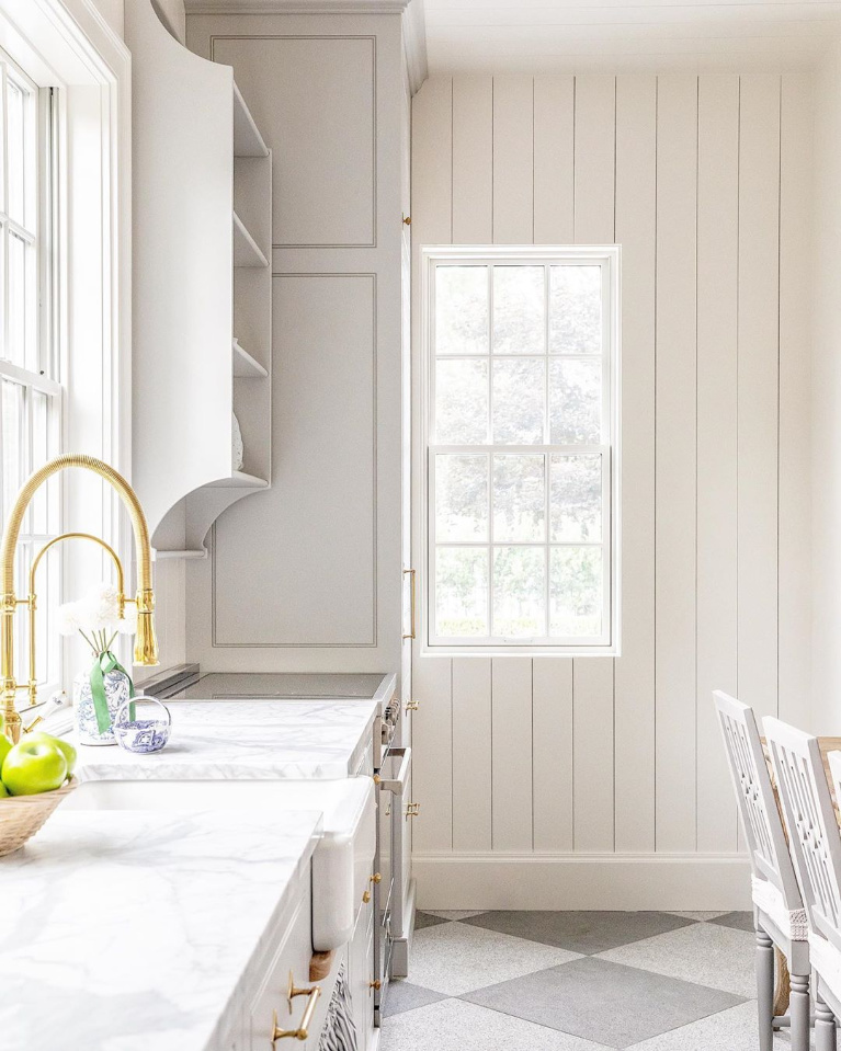 Traditional and elegant white farmhouse kitchen with grey and brass accents - The Fox Group. #kitchendesign #modernfarmhouse #traditionalstyle #classickitchens #thefoxgroup #beadboard #greykitchens