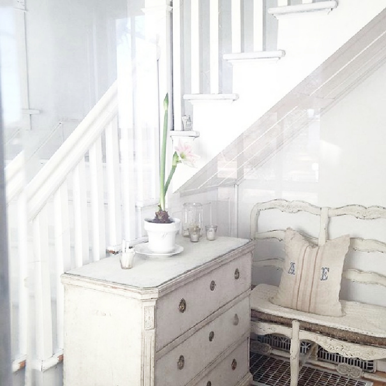 Country French Nordic Interior design, antiques, and all white decor in a lovely cottage by My Petite Maison. #frenchnordic #scandinavian #whitedecor #frenchcountry #cottagestyle #interiordesign