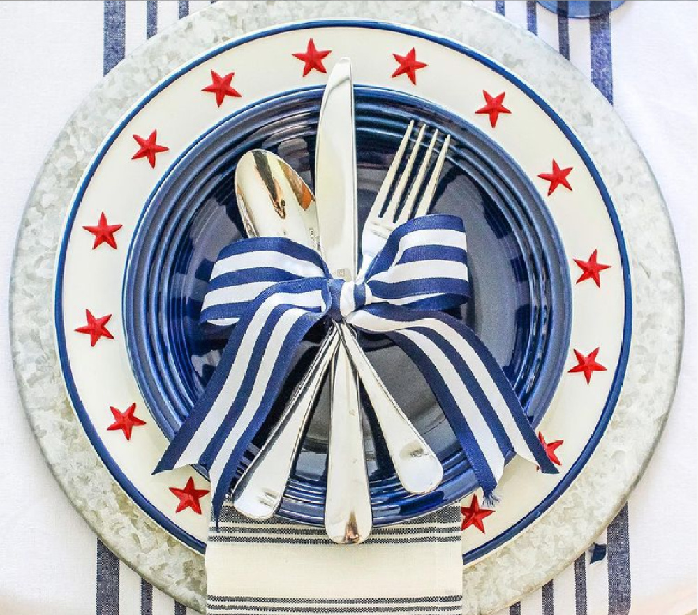 Beautiful Americana patriotic placesetting by @ginghamandbows for a lovely 4th of July tablescape. #redwhiteblue