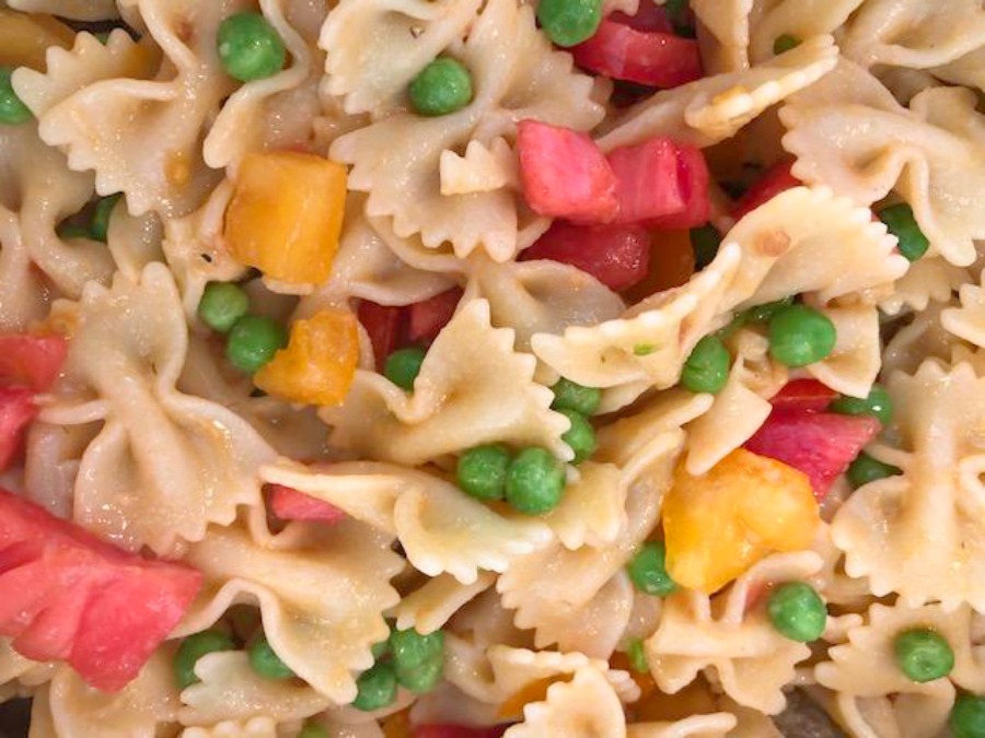 Summer pasta salad with tomatoes and peas - Hello Lovely Studio.