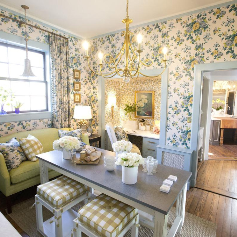 Cheerful yellow wallpapered breakfast room in Julian Price House - Maria Adams Design. #julianpricehouse #showhouse #breakfastroom #traditionalstyle #interiordesign