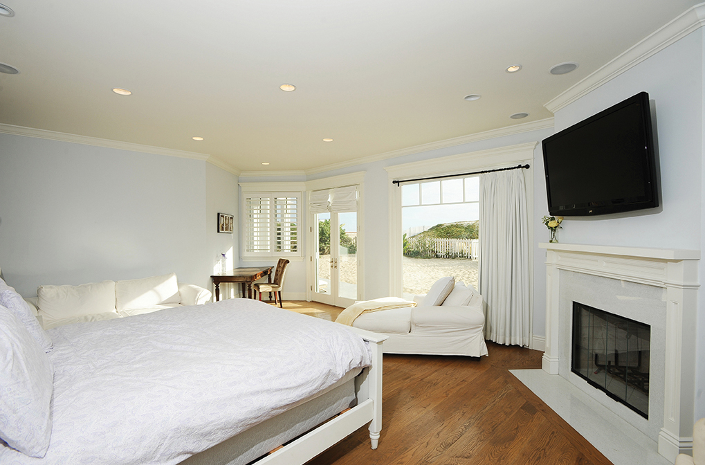 Bedroom - Madeline's beach house in Big Little Lies is a vacation rental in Malibu...come see the oceanfront house tour with Big Little Lies: Madeleine's Beach House Photos! #reesewitherspoon #biglittlelies