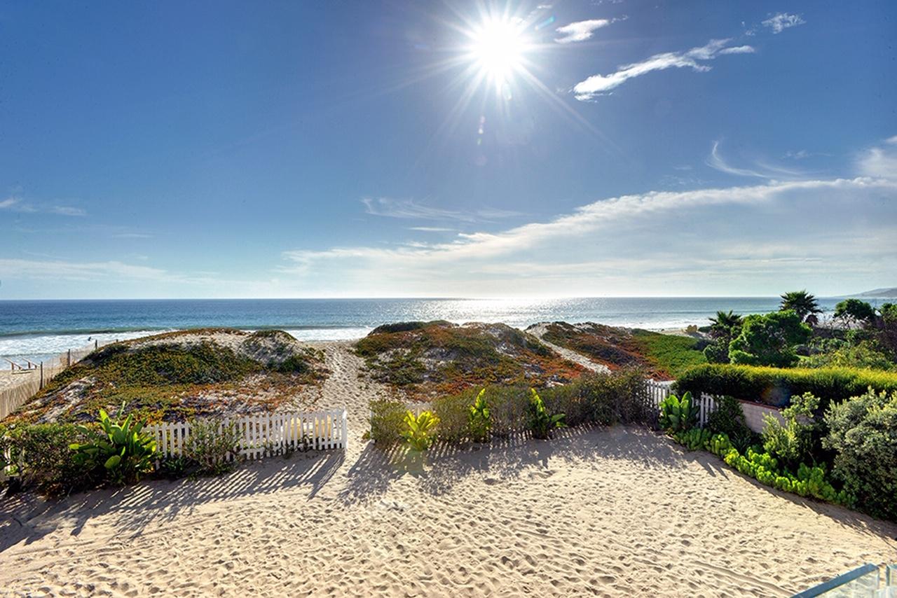 Madeline's beach house in Big Little Lies is a vacation rental in Malibu...come see the oceanfront house tour with Big Little Lies: Madeleine's Beach House Photos! #reesewitherspoon #biglittlelies