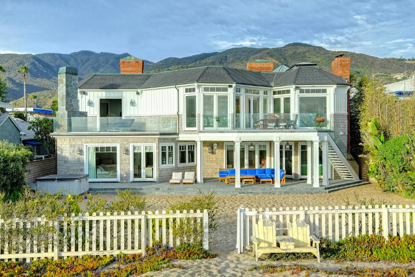 Exterior of Madeline's beach house in Big Little Lies is a vacation rental in Malibu...come see the oceanfront house tour with Big Little Lies: Madeleine's Beach House Photos! #reesewitherspoon #biglittlelies