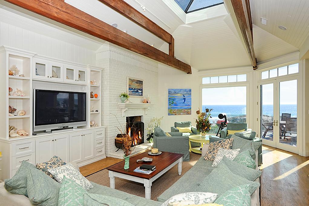 Great room in Madeline's beach house in Big Little Lies is a vacation rental in Malibu...come see the oceanfront house tour with Big Little Lies: Madeleine's Beach House Photos! #reesewitherspoon #biglittlelies