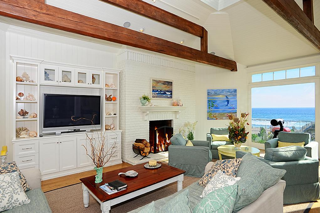 Great room in Madeline's beach house in Big Little Lies is a vacation rental in Malibu...come see the oceanfront house tour with Big Little Lies: Madeleine's Beach House Photos! #reesewitherspoon #biglittlelies