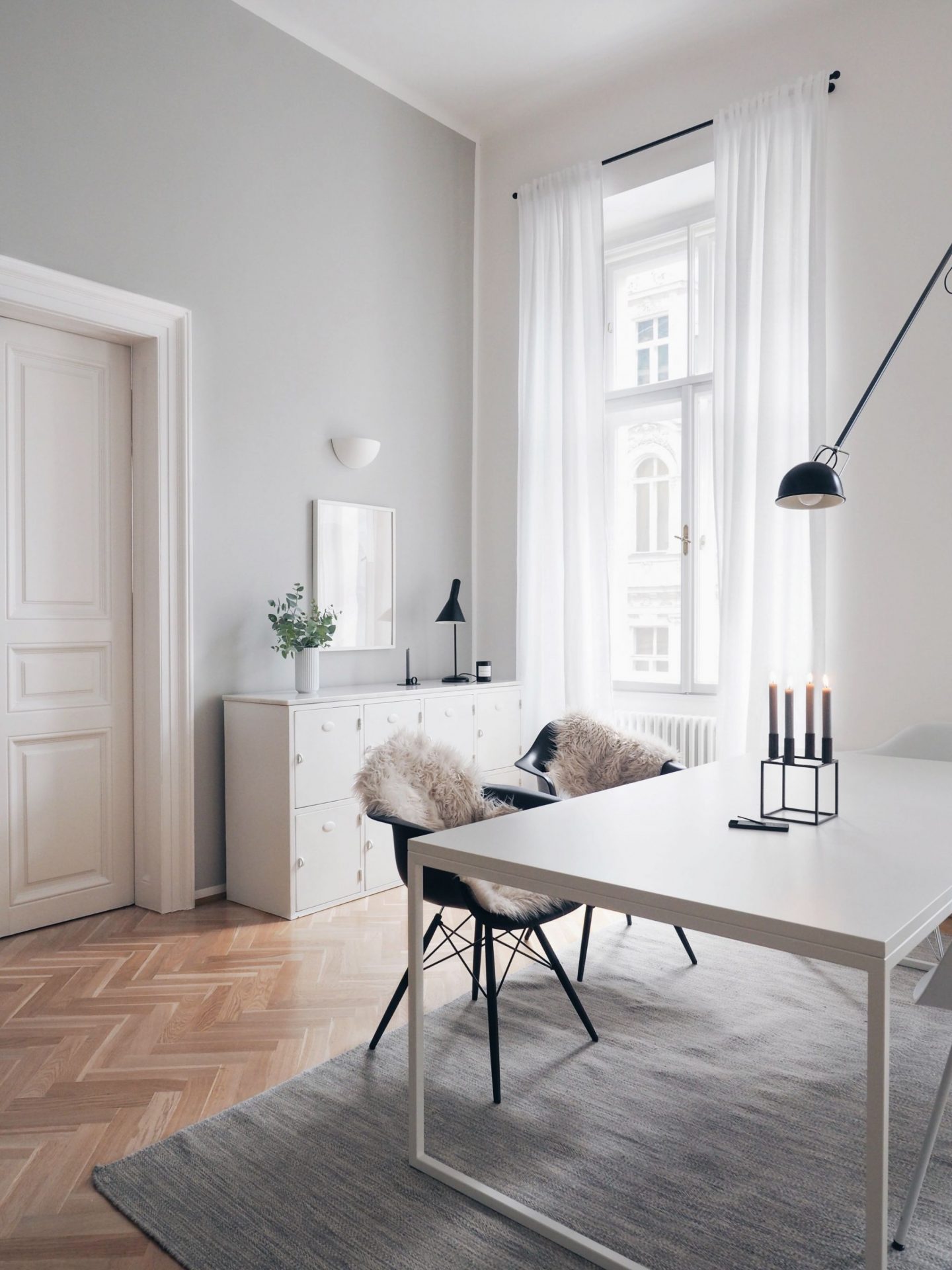 Farrow & Ball Pavilion Gray in a beautifully designed space by Traumzuhause. Come discover 9 Timeless Grey-Blue Paint Color Ideas For Quiet, Sophisticated Greys for Walls, Furniture and Trim! #paintcolors #bluegrey