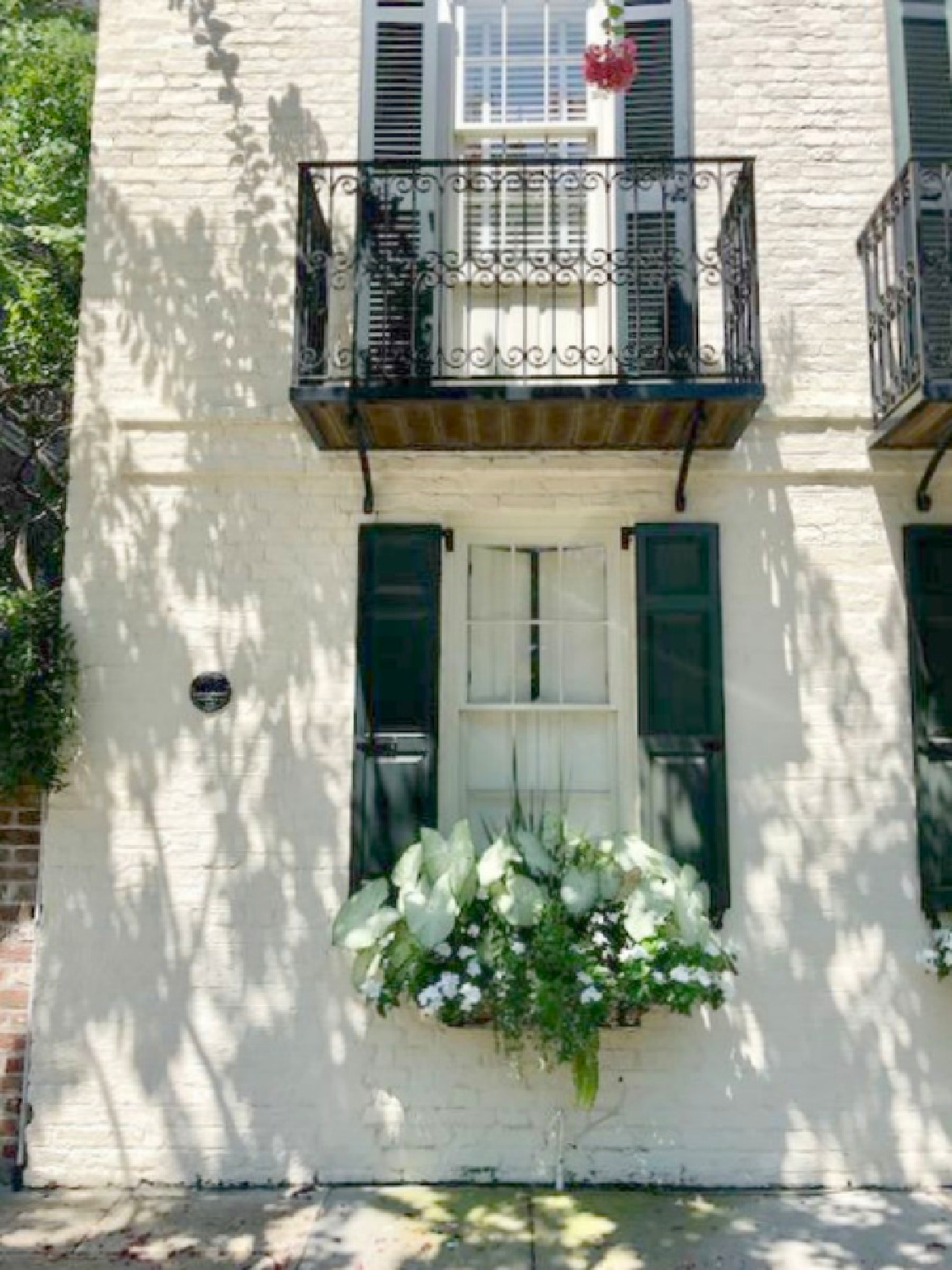 Charleston's charming historic district is graced with architecturally magnificent homes, secret gardens, lush window boxes, and colorful design inspiration. Come enjoy this photo gallery with Historic Charleston Mansion Exteriors on Hello Lovely Studio. #charlestonhomes #charlestongardens