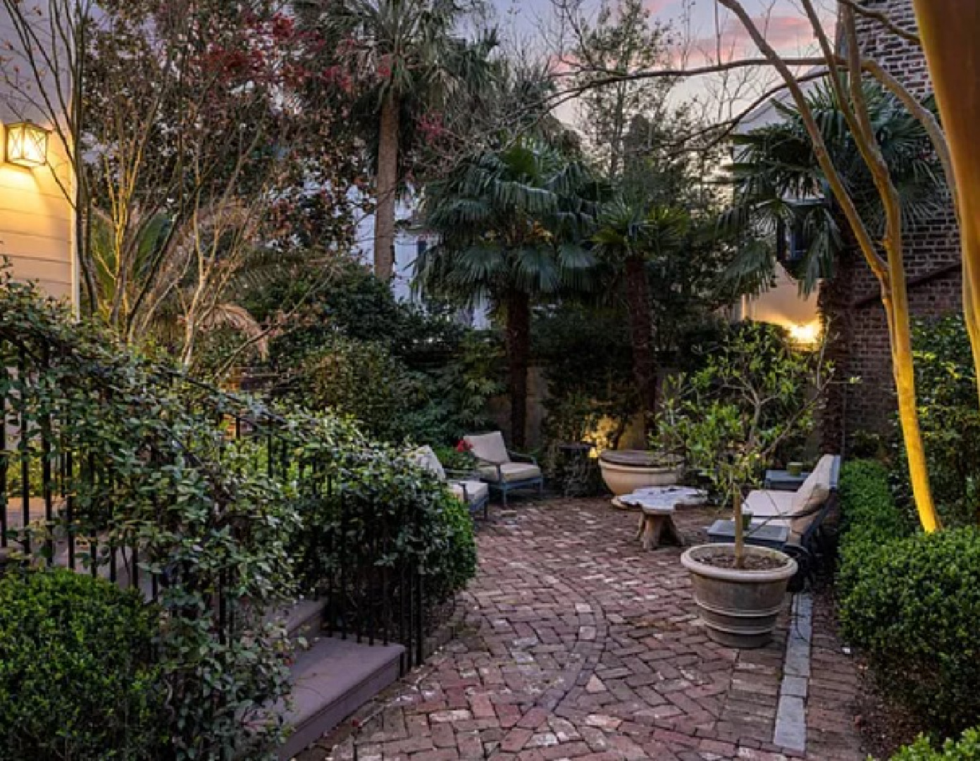 Beautiful award winning garden in Charleston's Dewar-Lee-Pringle house built in 1762. #charlestongardens