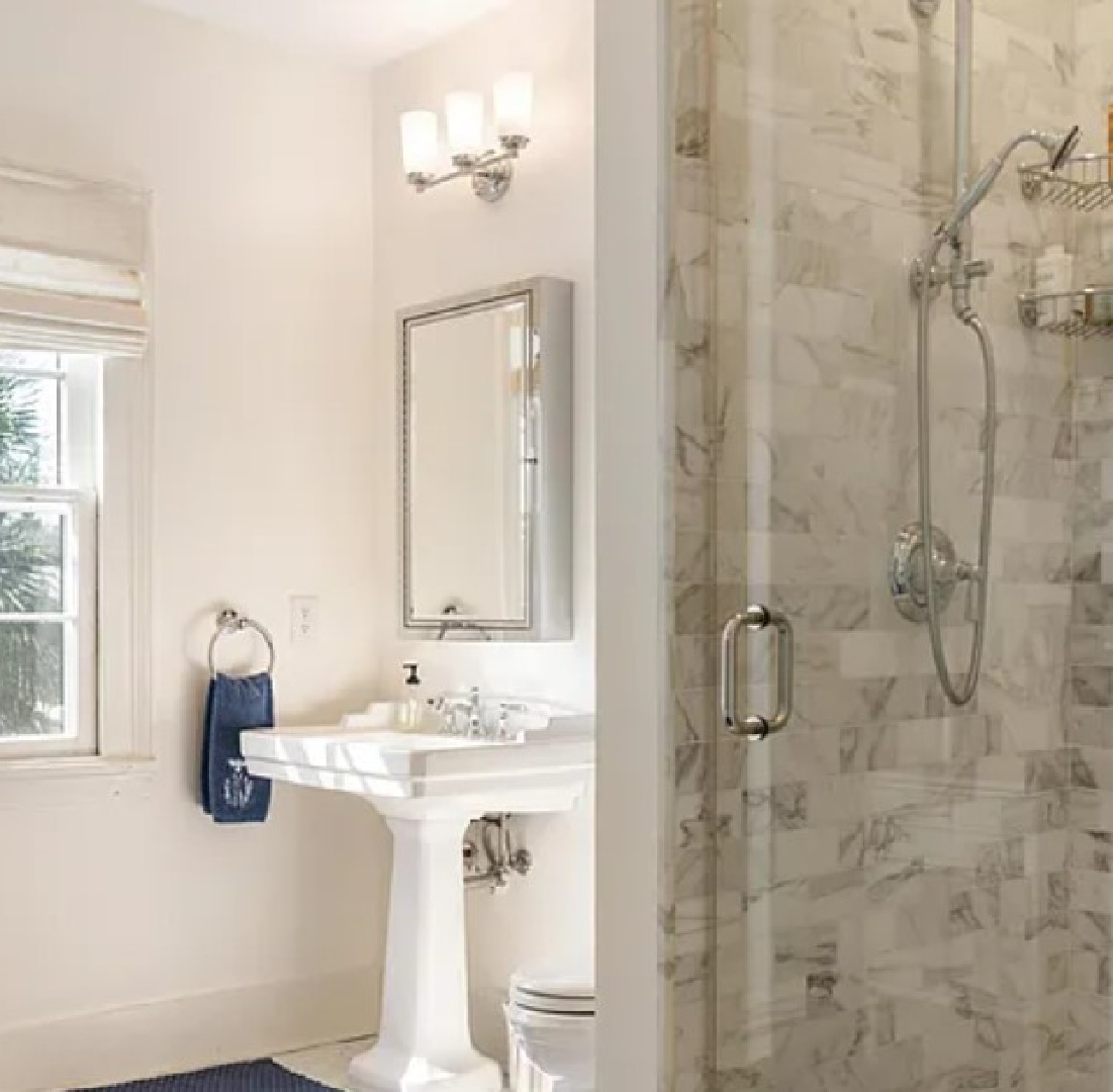 Gorgeous classic white bath with calacatta marble tiled shower in Charleston's Dewar-Lee-Pringle house buit in 1762. #charlestonhomes #classicbathdesign