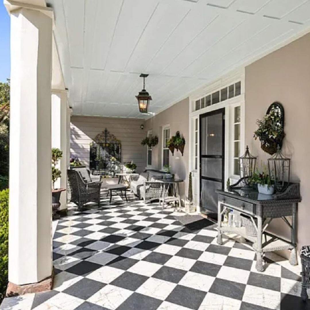 Charming black and white checkered porch floor at the historic Dewar-Lee-Pringle house built in 1762. #charlestonhomes #charlestonporch #charlestonpiazza