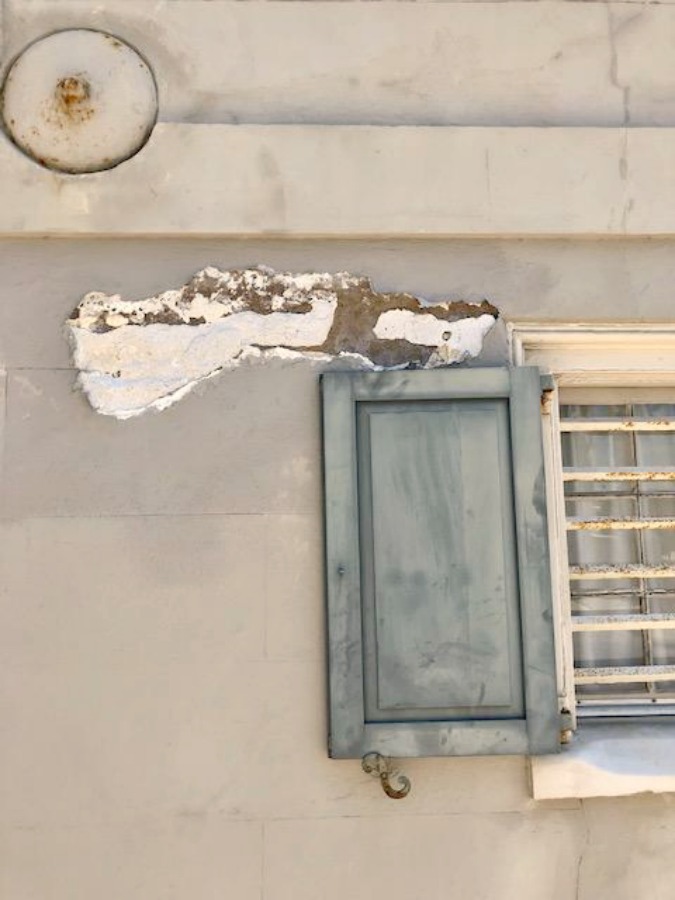 In the Battery area of Charleston, beautiful antebellum mansions with charming gardens, gates, and colorful front doors inspire with their curb appeal - Hello Lovely Studio