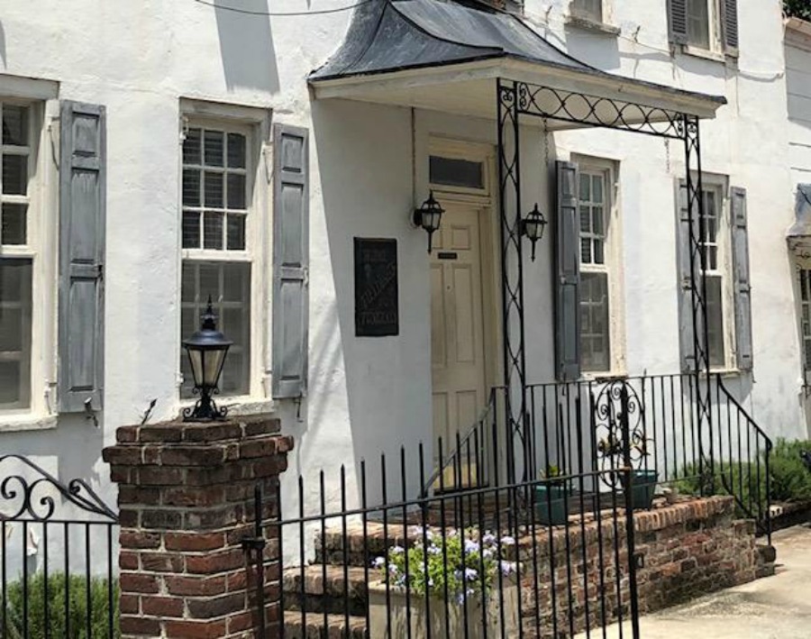 Inspiring downtown Charleston residential architecture and eye candy with gorgeous facades and front doors as well as secret gardens! Hello Lovely Studio.