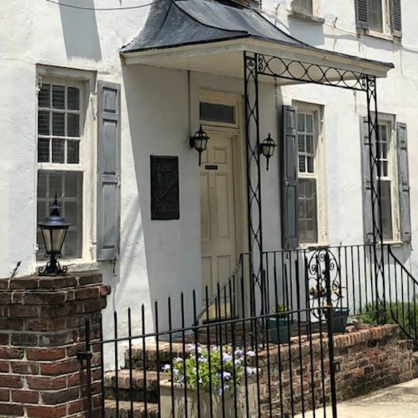 Inspiring downtown Charleston residential architecture and eye candy with gorgeous facades and front doors as well as secret gardens! Hello Lovely Studio.