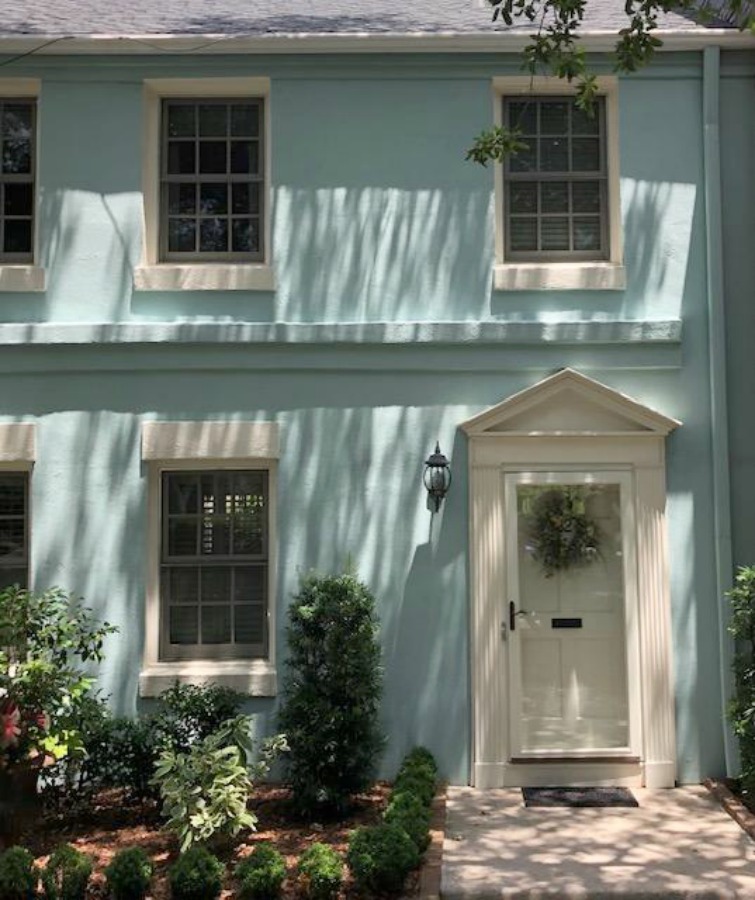 Inspiring downtown Charleston residential architecture and eye candy with gorgeous facades and front doors as well as secret gardens! Hello Lovely Studio.