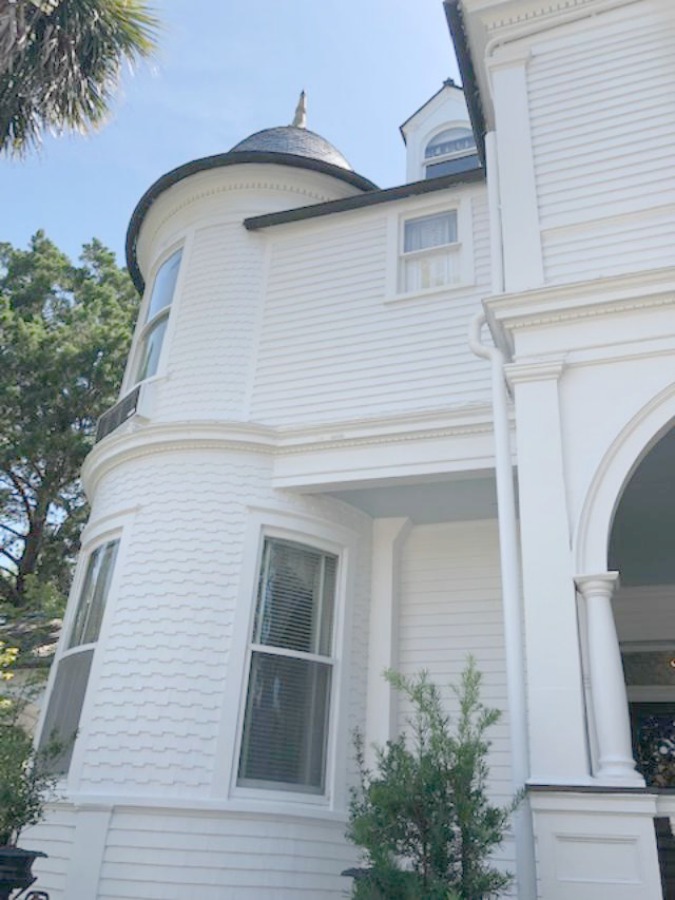 Charming downtown Charleston homes in the Battery are rich in architectural detail and traditional style! Photo by Hello Lovely Studio.