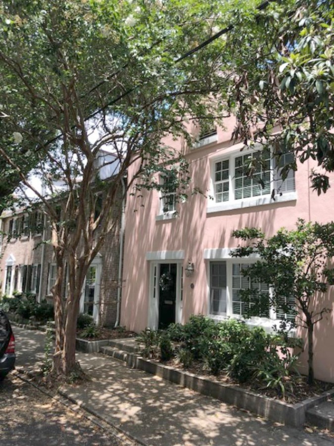 Inspiring downtown Charleston residential architecture and eye candy with gorgeous facades and front doors as well as secret gardens! Hello Lovely Studio.