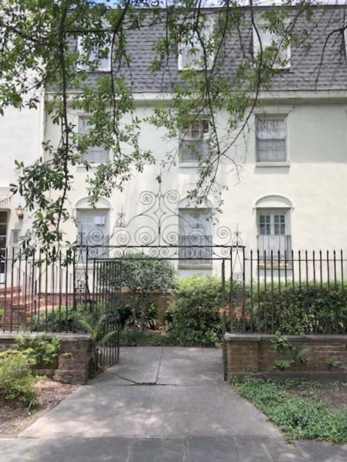 Inspiring downtown Charleston residential architecture and eye candy with gorgeous facades and front doors as well as secret gardens! Hello Lovely Studio.