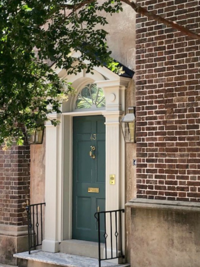 Inspiring downtown Charleston residential architecture and eye candy with gorgeous facades and front doors as well as secret gardens! Hello Lovely Studio.