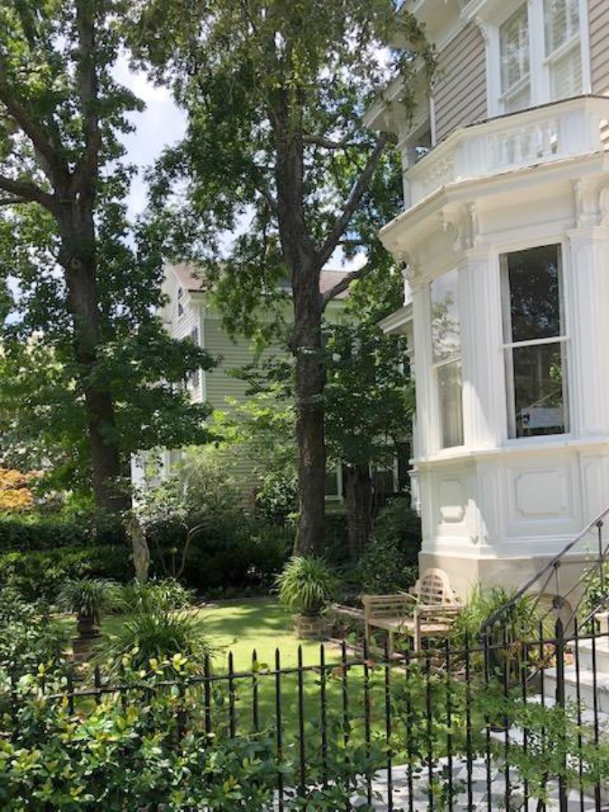Inspiring downtown Charleston residential architecture and eye candy with gorgeous facades and front doors as well as secret gardens! Hello Lovely Studio.