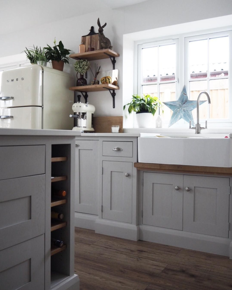 Farrow & Ball Pavilion Gray on kitchen cabinets in a gorgeous space with farm sink. #farrowandballpaviliongray #graykitchens #farmhousekitchen #paintcolors