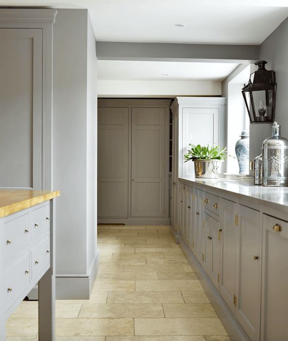 Beautiful kitchen cabinetry painted Farrow and Ball Hardwick White paint color. Humphrey Munson.