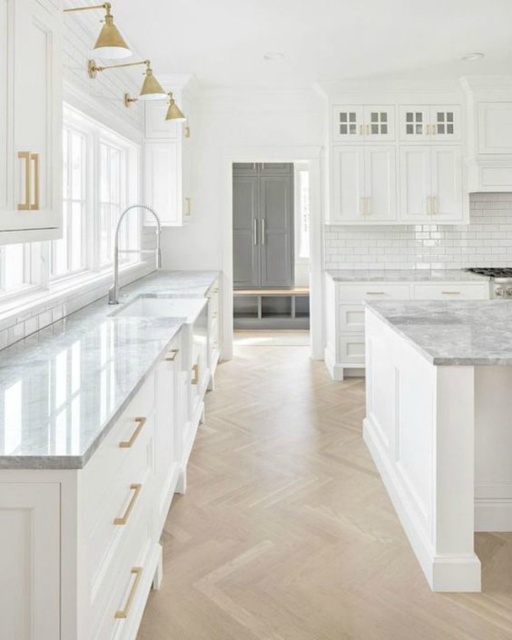 Timeless design, sophisticated decor, and exceptional architecture in this modern farmhouse kitchen by The Fox Group.  Click through for 9 Tranquil, Traditional, Timeless Interior Design Ideas & Inspiring House Exteriors: The Fox Group!