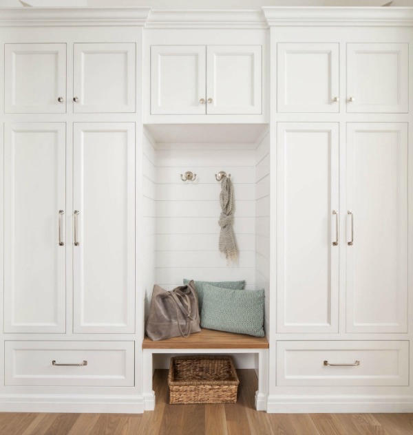 White built in cabinets in a mud room by The Fox Group. Click through for 9 Tranquil, Traditional, Timeless Interior Design Ideas & Inspiring House Exteriors: The Fox Group!